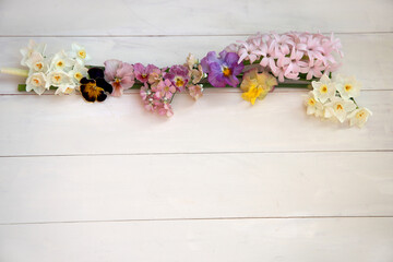 春の花たちの花飾りヒヤシンス菫