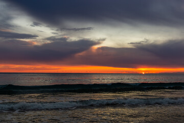 Obraz premium View of a sunset over a sea.