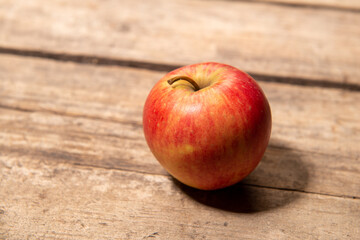 ROTER APFEL AUF EINEM HOLZBRETT