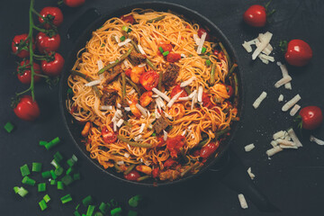 Spaghetti mit Garnelen und Rindfleisch