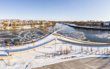 Panorama der Stadt Regensburg in Bayern mit dem Fluss Regen  Mündung in die Donau im Winter mit...