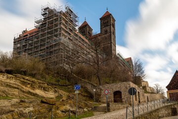 Deutschland, Sachsen-Anhalt, Quedlinburg, Stiftskirche St. Servatii mit Baugerüst,...