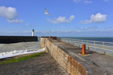 Sur la jetée face au phare de Saint-Valery-en-Caux (76460) à marée montante, dans le...