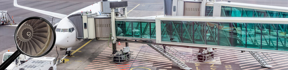 Avion de ligne sur le tarmac avec passerelle d’embarquement , gros plan sur le réacteur 