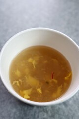 日本のインスタントの春雨スープのクローズアップ