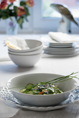 Gurkensalat mit Kräutern in weißer Schale