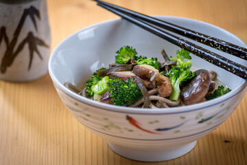 Misosuppe in japanischer Schale