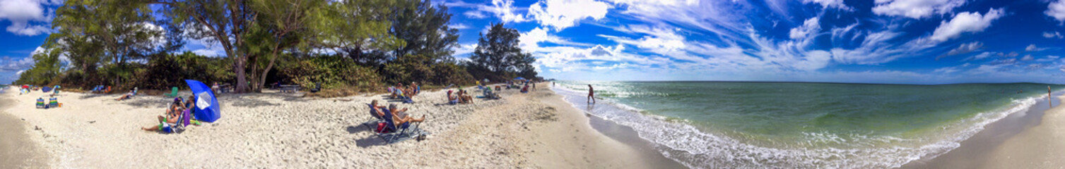 Fototapeta na wymiar NAPLES, FL - FEBRUARY 2016: Tourists and locals along Delnor-Wiggins State Park - Panoramic view