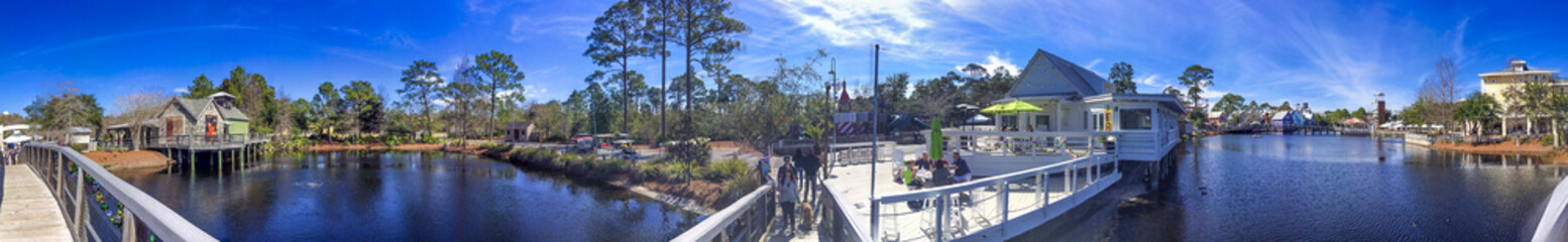 Fototapeta na wymiar DESTIN, FL - FEBRUARY 2016: Interior of city mall outlet on a beautiful sunny day - Panoramic view