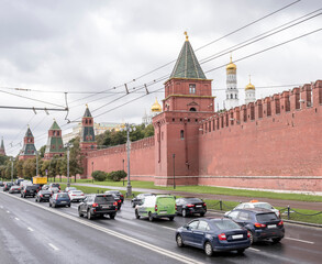 Fototapeta premium Along the Kremlin wall moving stream of cars