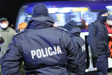 Policjanci prewencji na nocnej służbie patrolowej mieście. 