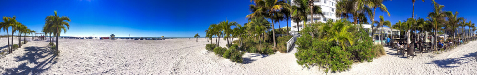 Fototapeta na wymiar ST PETERSBURG, FL - FEBRUARY 2016: Tourists along St Pete Beach on a beautiful winter day - Panoramic view