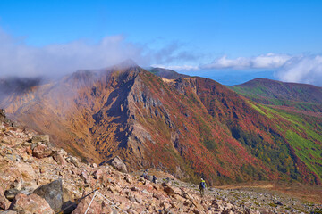 秋の栃木県 那須岳(茶臼岳)の北側から朝日岳、剣が峰方面を見る
