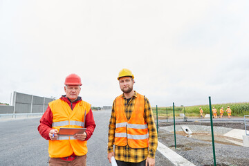 Bauarbeiter mit Tablet Computer auf der Baustelle