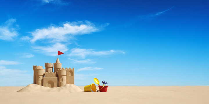 Sandburg bauen am Strand im Urlaub im Sommer