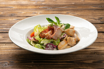 Vegetable salad with chicken and bacon
