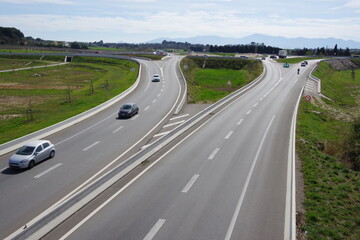Route et échangeurs d'autoroutes avec voiture