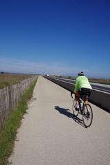 Vélo cycliste sur une piste cyclable voie verte en pédalant sur une bicyclette