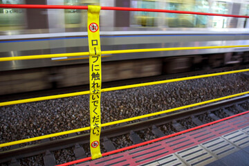 JR大阪駅昇降式ホーム柵