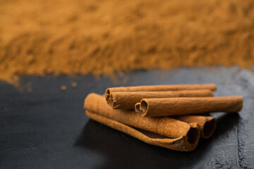 Cinnamon powder and cinnamon sticks 