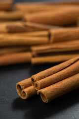 Cinnamon powder and cinnamon sticks 