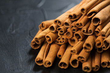 Cinnamon powder and cinnamon sticks 