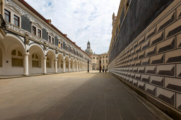 Fototapeta na wymiar Gang durch den historischen Stallhof Dresden 