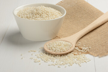 Arroz redondo en un bol blanco de cocina en la mesa blanca