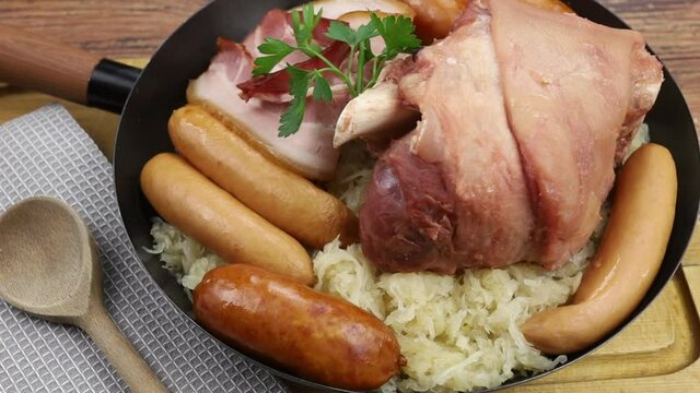 choucroute avec jarret de porc sur une table