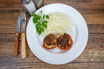 assiette de tomates farcies et riz