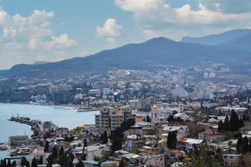 Fototapeta na wymiar The city of Yalta and the panorama of the Crimean mountains, from the top of the hill.