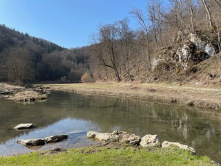 Der Fluss Schmeie bildet bei Storzingen eine Bucht. Er ist sehr flach an dieser Stelle. 