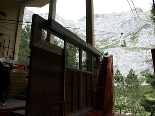 Teleférico saliendo de la estación de abajo en una zona de alta montaña del norte de España 