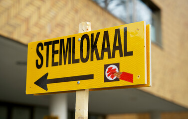 Dutch-language sign that points the way to the polling station