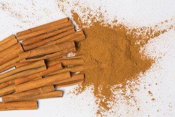 Cinnamon powder and cinnamon sticks 