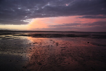 Obraz premium Pink and orange clouds in the evening sky, natural background