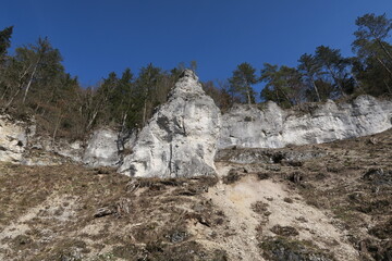 Unterhalb des Dorfes Unterschmeien (gehört zur Stadt Sigmaringen) befindet sich diese Felsgruppe Häute im Schmeiental. 