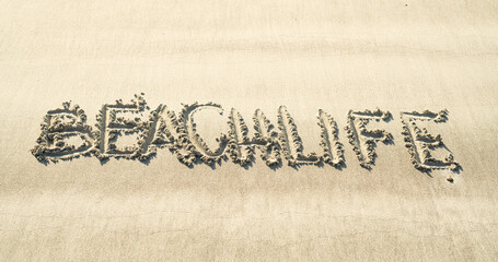 Beachlife handschriftlich in den Sand geschrieben
