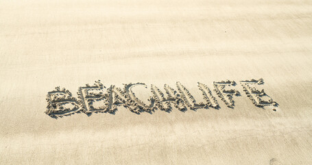 Beachlife handschriftlich in den Sand geschrieben