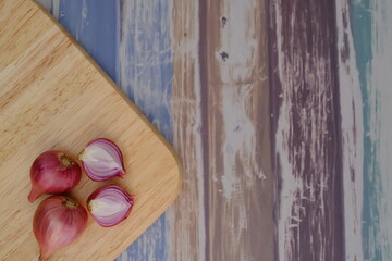 Fresh shallots from the farm are placed in the kitchen.