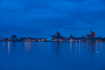 Naklejka premium Stralsund in der blauen Stunde
