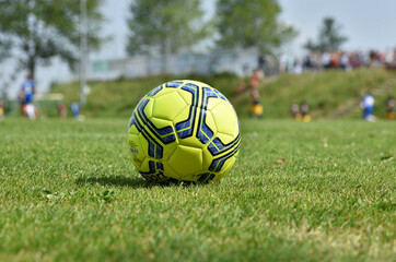 Ein Fußball auf dem Sportplatz, Salzkammergut, Österreich, Europa - A soccer ball on the sports...