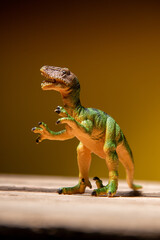 Dinosaurier auf Holzpallte mit braun gelben Hintergrund