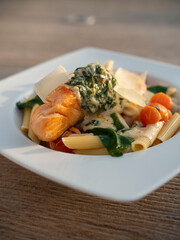 Salmón a la provençale acompañado de pastas cortas