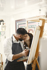 Obraz premium Mixed couple painting in a class
