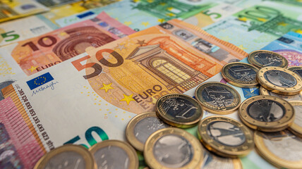 Viele Euroscheine und Euromünzen