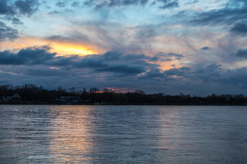 Der Rhein bei Mainz im Sonnenaufgang