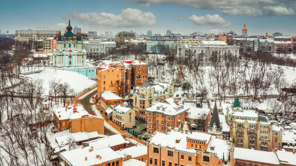 Obraz premium St. Andrews Church and Andriyivskyy Descent, in winter, Kyiv, Ukraine
