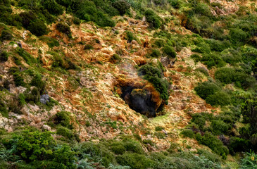Fumarolas sulfurosas na terra quente das Furnas de Enxofre da Ilha Terceira, Açores. 