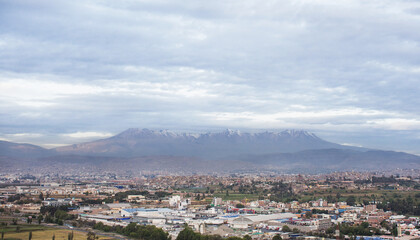 Fototapeta na wymiar Pichu Pichu es un volcán situado en la ciudad de Arequipa. Se encuentra muy erosionado, y está formado por siete cumbres, de las que el Coronado es la cumbre principal y la más alta(5665 msnm).